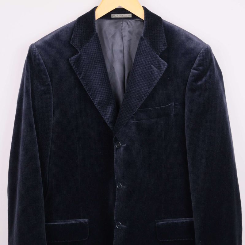 Närbild på framsidan och bröstficka av sammetskavaj