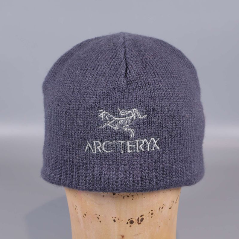 Stickad blågrå mössa med Arc'teryx-logotyp framtill