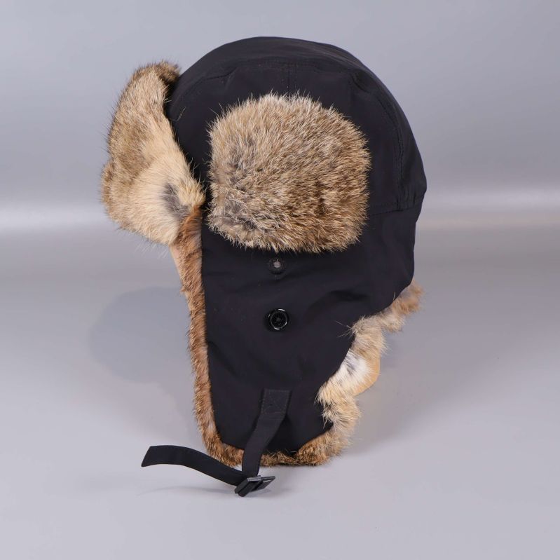 Sidovy av svart mössa med fuskpäls
