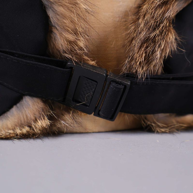 Närbild på justerbart hakband på fuskpälsmössa