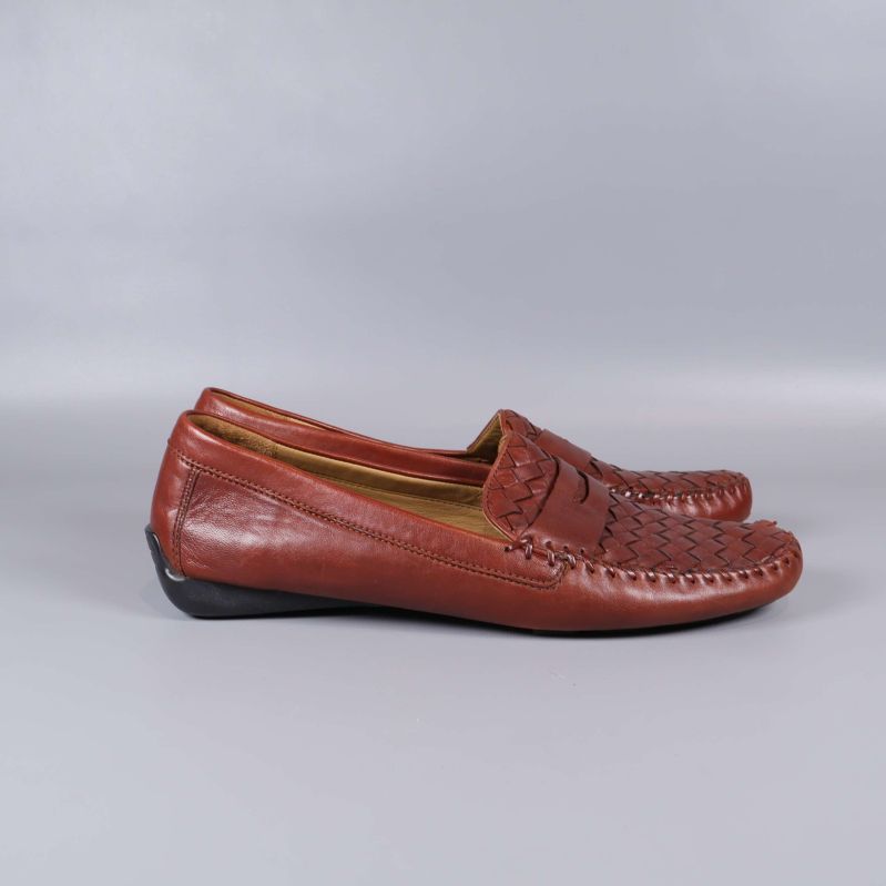 Bruna loafers visade i profil med slät sidoyta