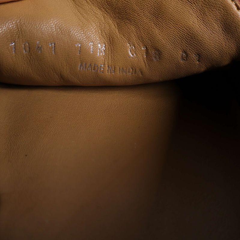 Stansad märkning med modellinformation och texten Made in India