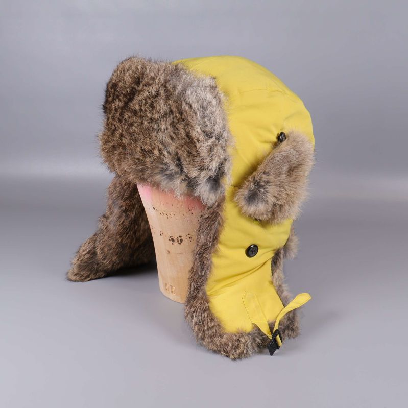 Gul vintermössa med fuskpälsvisir och öronlappar