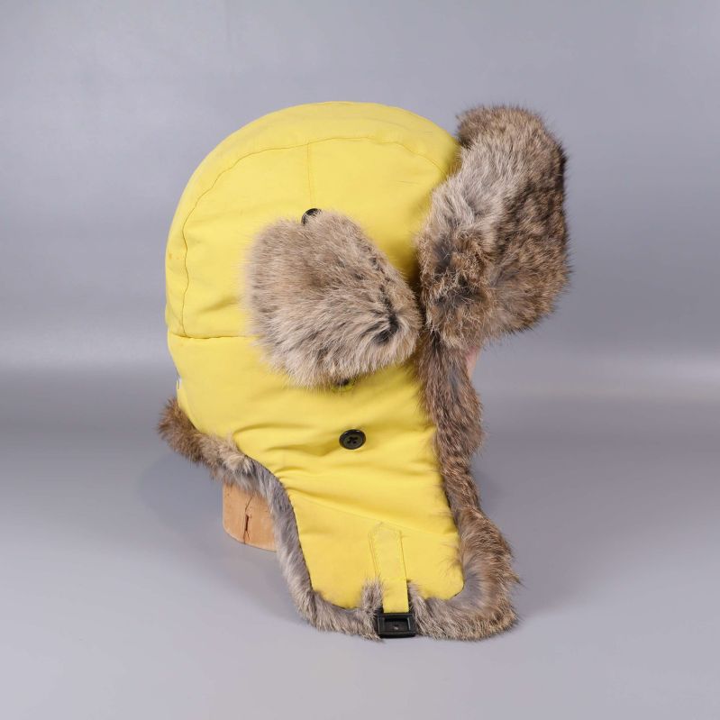 Gul vintermössa från sidan, fuskpäls längs kanterna