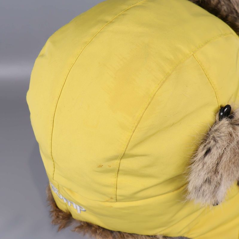 Närbild av gul mössa med skiftningar och mindre fläckar