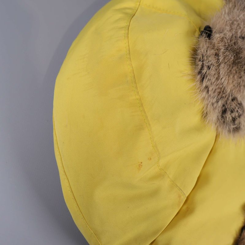 Gul mössa med synliga mindre fläckar och pälsdetaljer