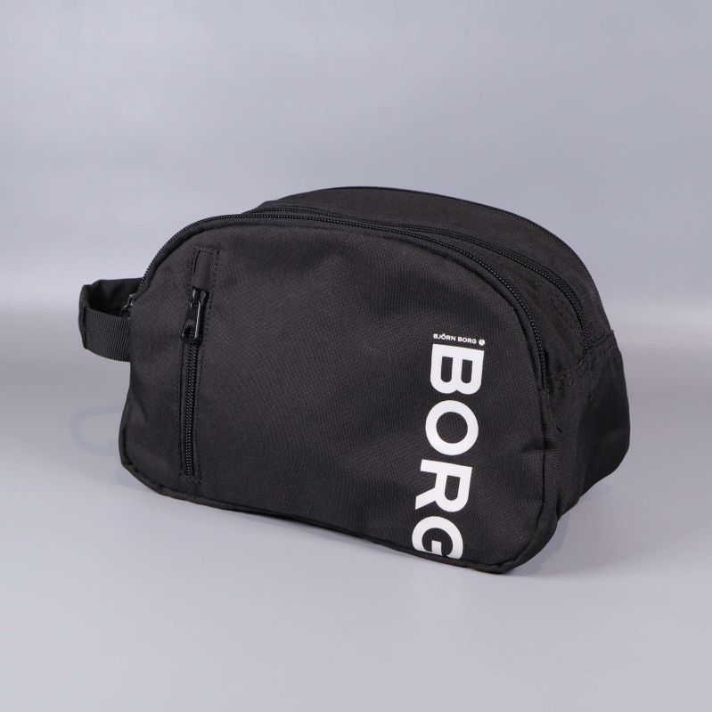 Svart necessär i tyg med vit BORG-logotyp och dragkedja framtill