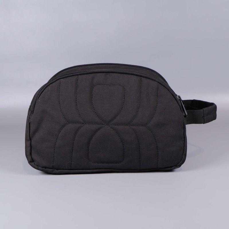 Necessärens baksida med sydda detaljer och slät yta