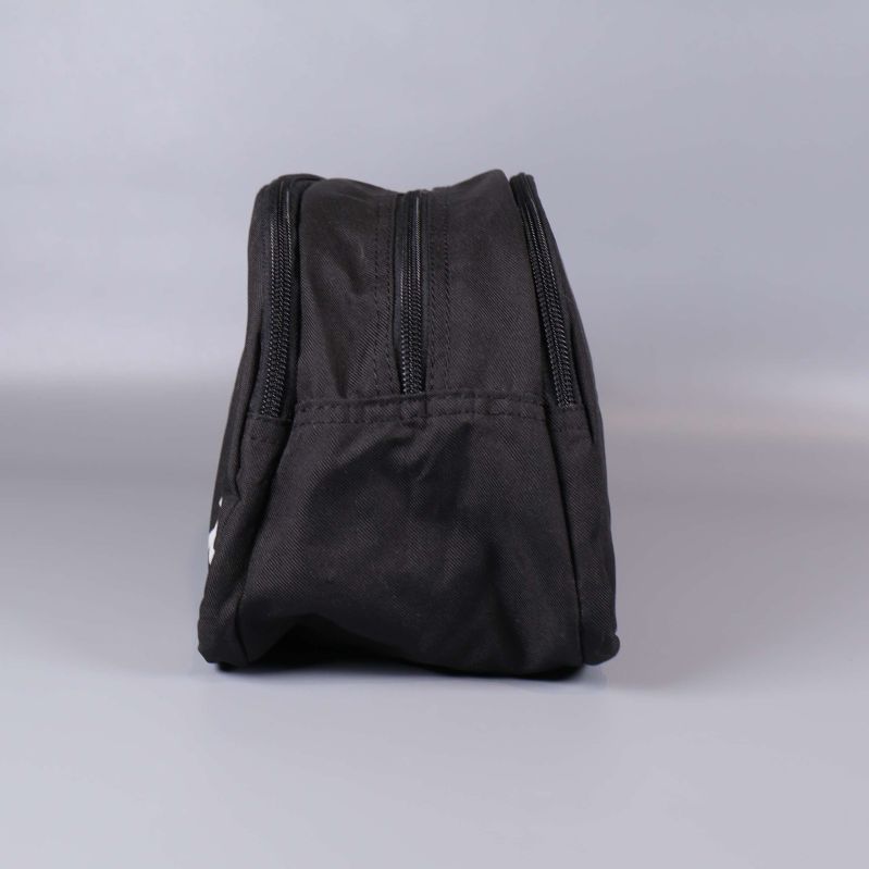 Necessär sedd från sidan med stängda dragkedjor