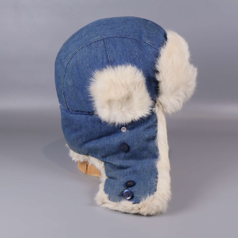 Baksidan av denim vintermössa med knappade öronlappar och fuskpäls