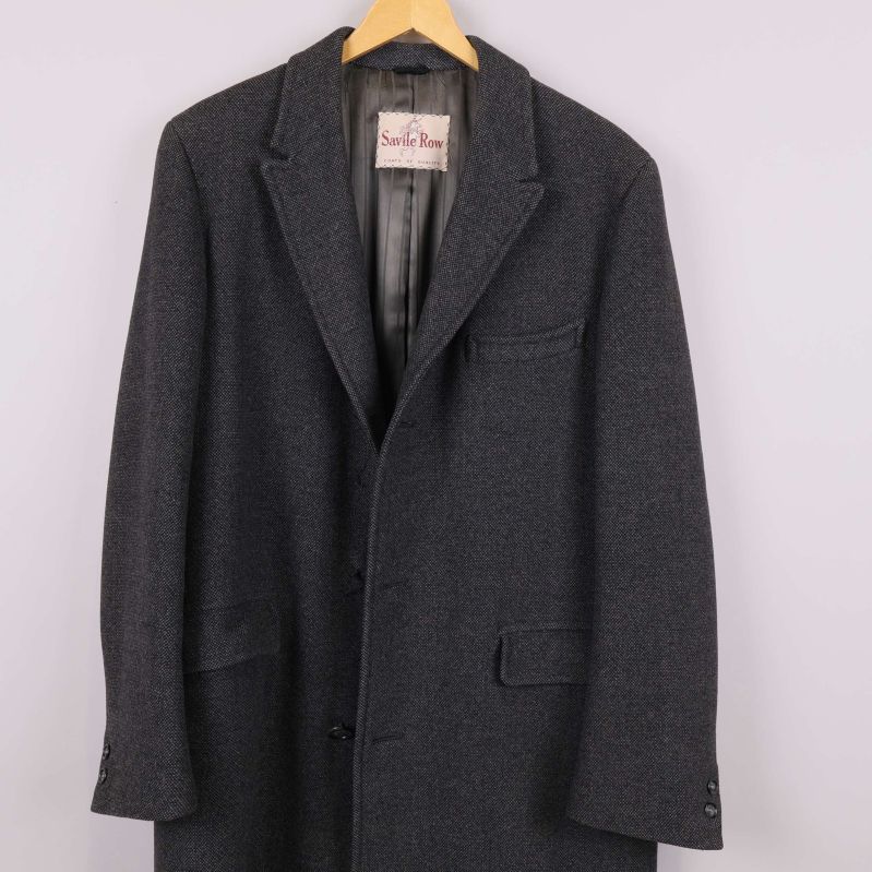 Närbild på rockens bröstparti och krage