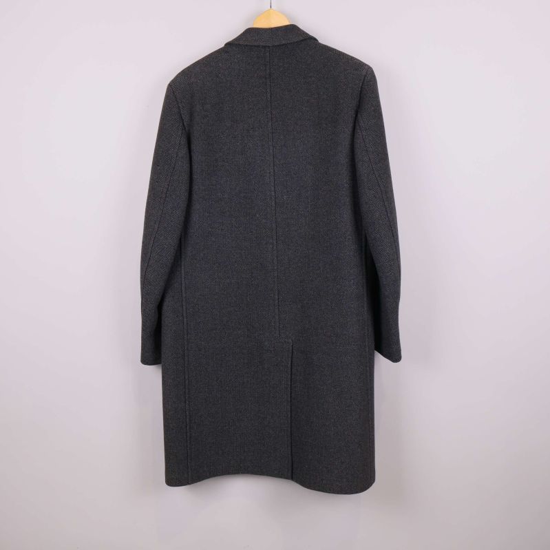 Mörkgrå lång rock fotograferad bakifrån