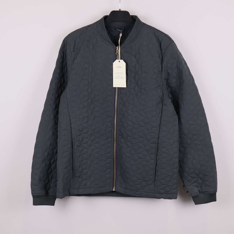 Quiltad jacka i mörk färg med blixtlås framtill