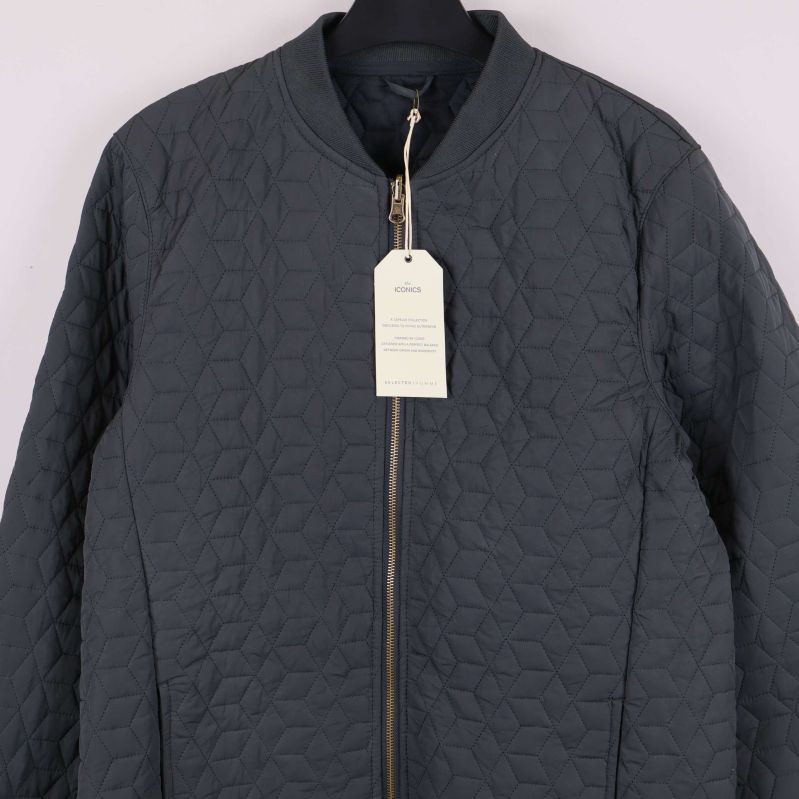 Närbild på framsidan av jacka med struktur