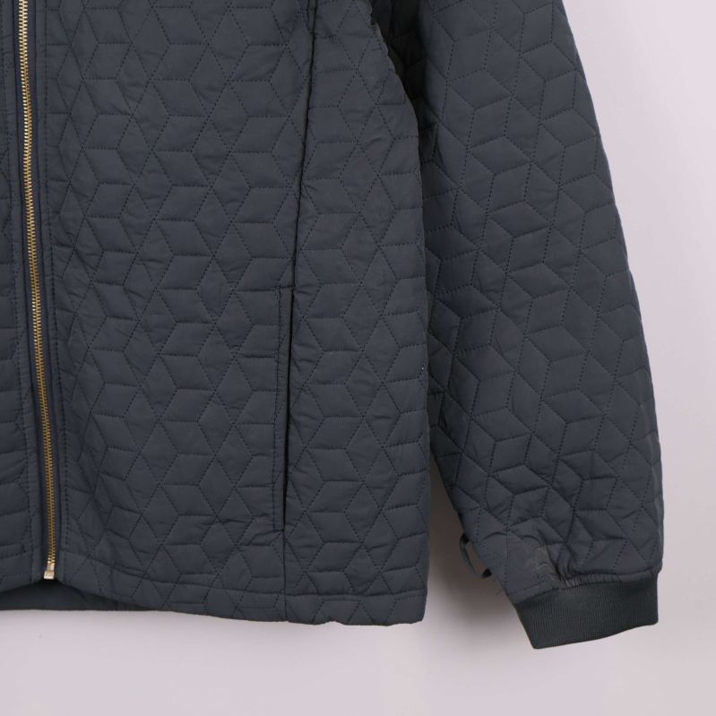 Ärm och nederkant med ribbad mudd på jacka