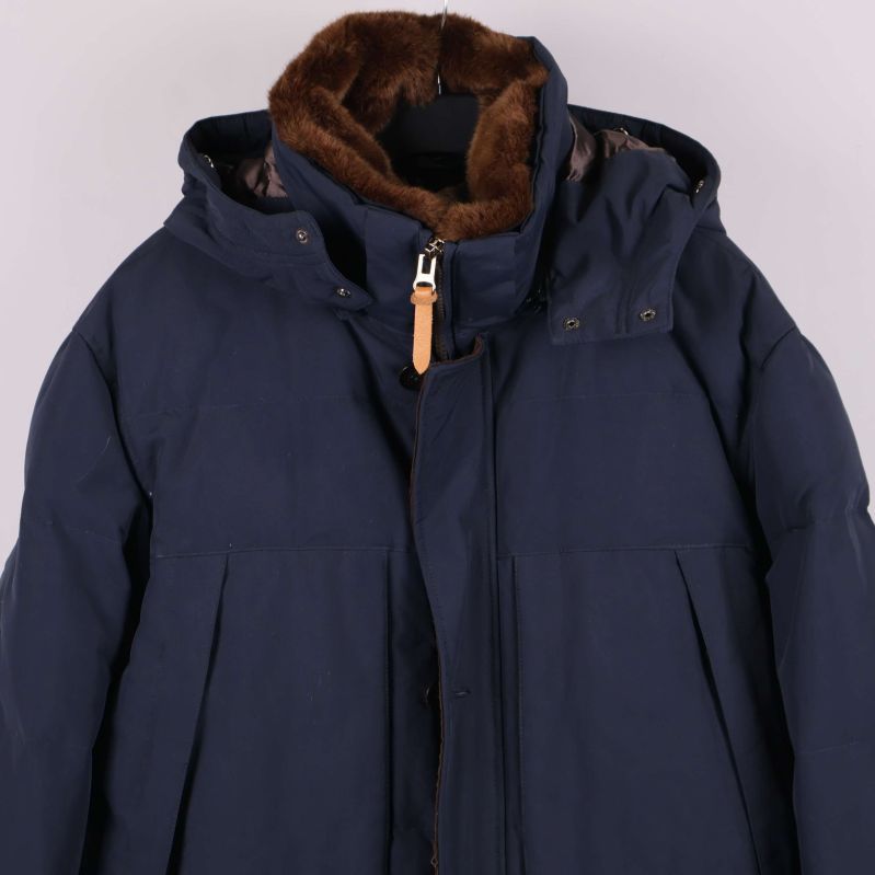 Närbild på jackans övre del med brun foderkrage