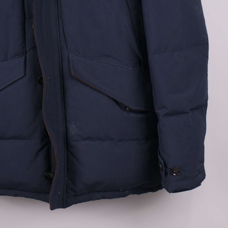 Jackans nedre högra del med ficka och knapp