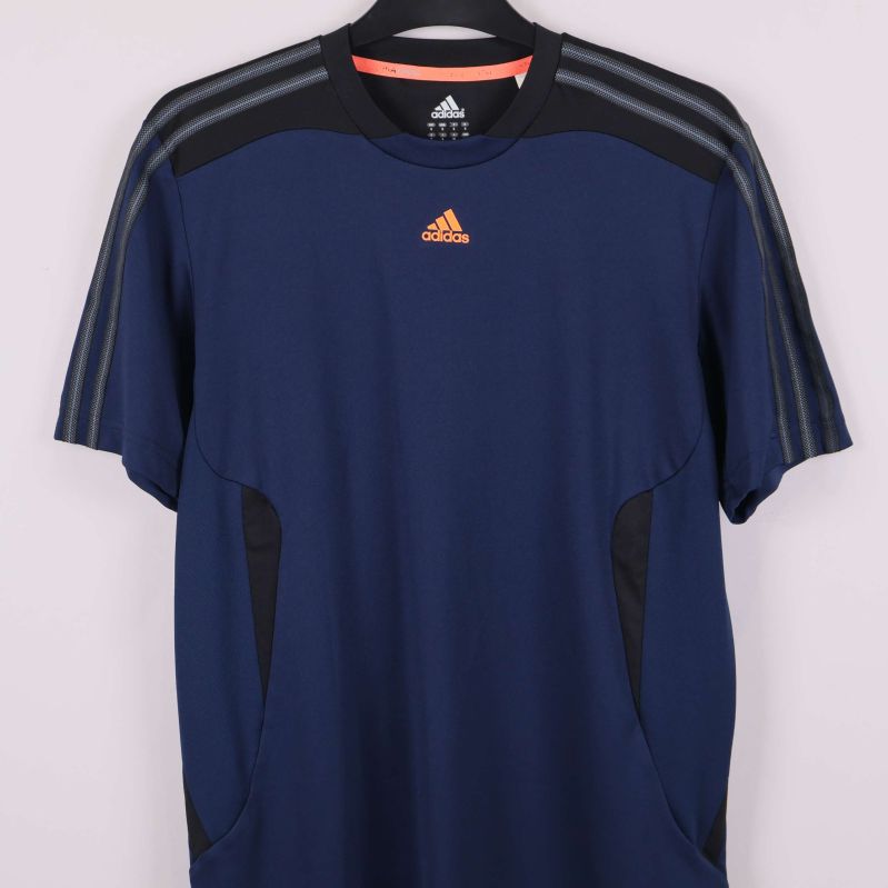 Detaljerad bild av framsida och axelpartier med ränder