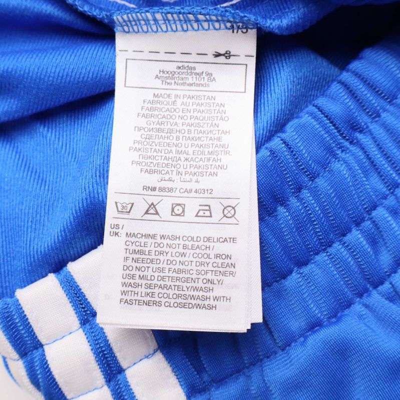 Material- och tvättrådsetikett på insidan av byxa