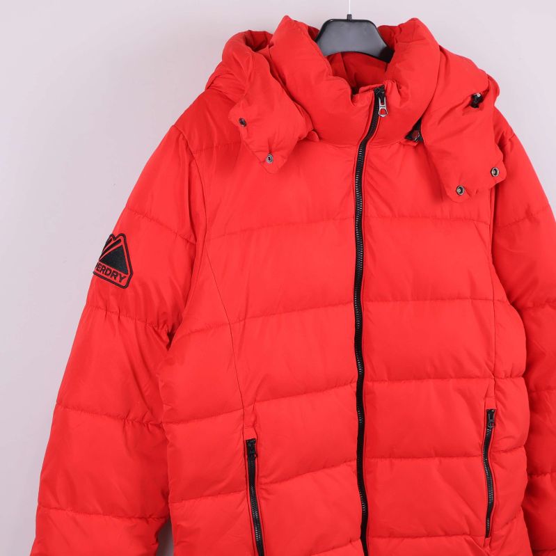 Närbild på axel och huva av röd jacka