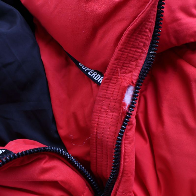 Närbild på trasig insida vid dragkedjan