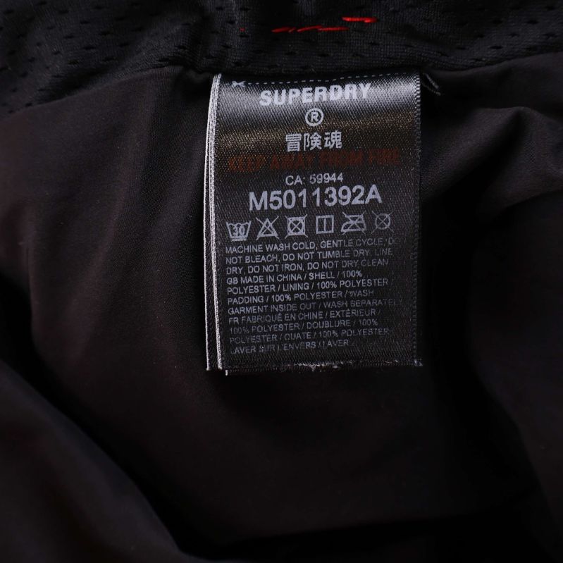 Tvättlapp med tvättråd och Superdry-märkning i svart foder