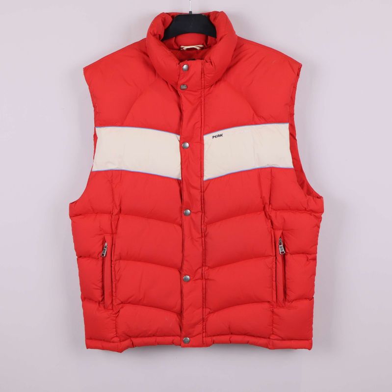 Framsidan av röd vadderad väst med vit panel och fickor