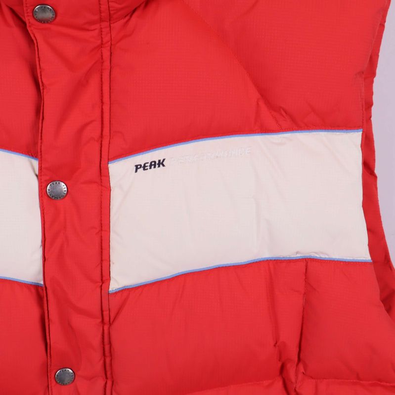 Närbild på vit panel med Peak Performance-logga