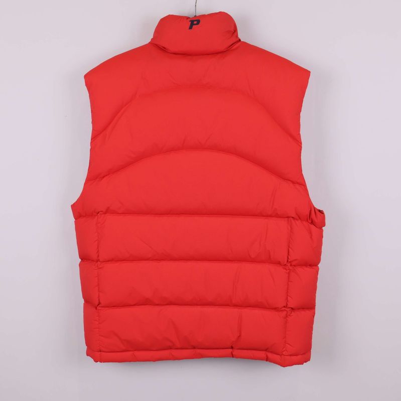 Baksidan av röd vadderad väst utan detaljer