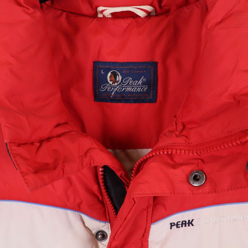 Närbild på märke och etikett inuti västens krage