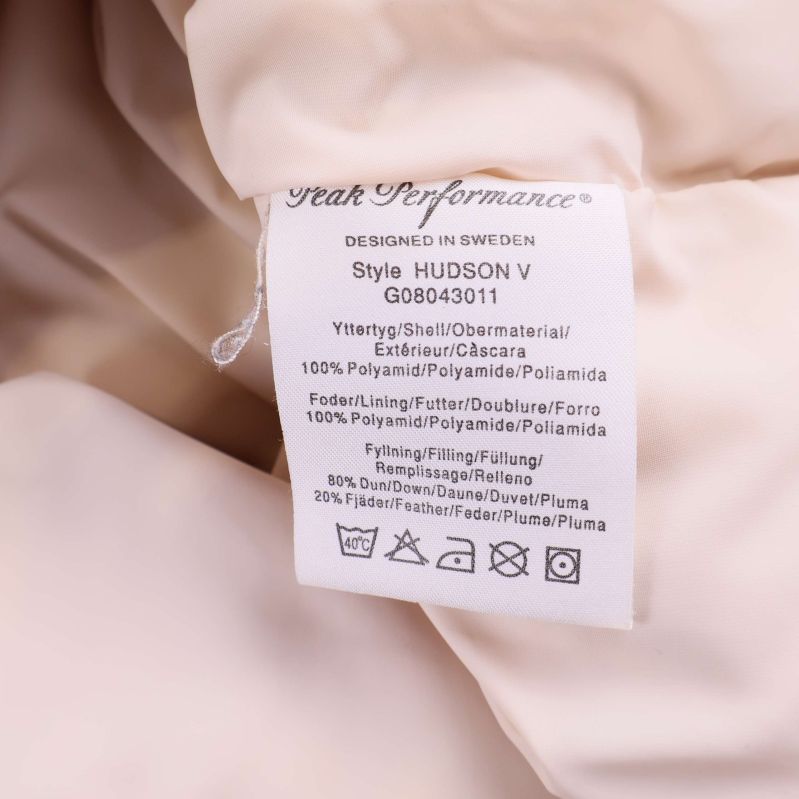 Materialetikett inuti västen med information om tyg och foder