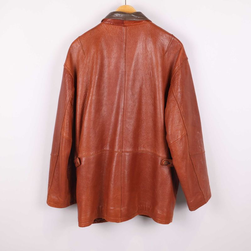 Baksidan av läderjackan