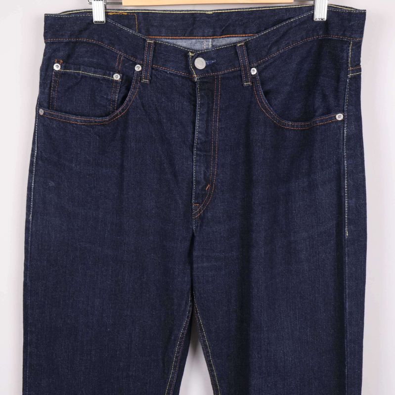 Framfickor och nitar i närbild