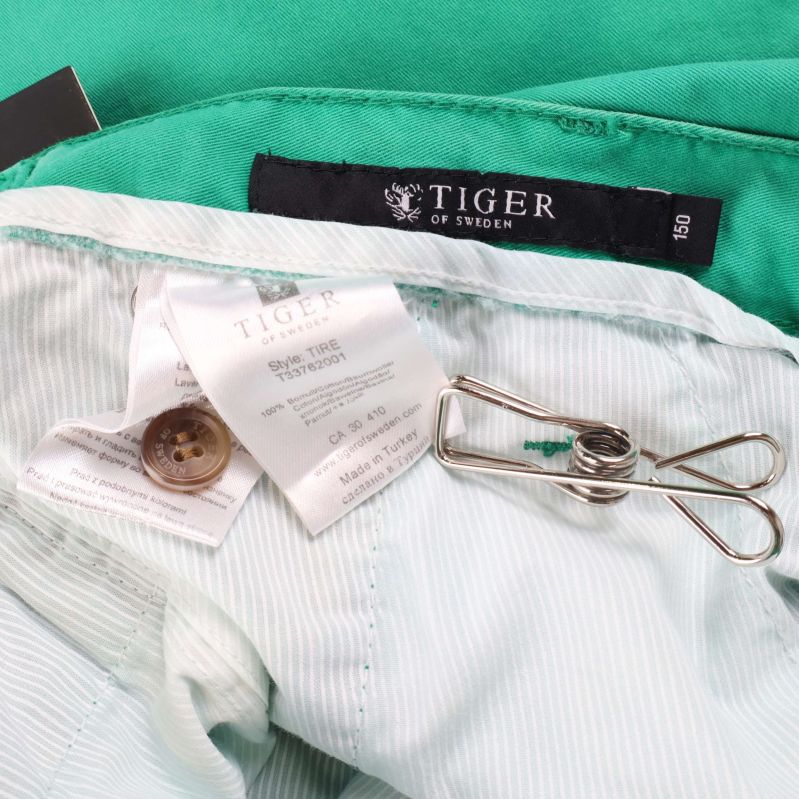 Etikett och extraknapp inuti midjan