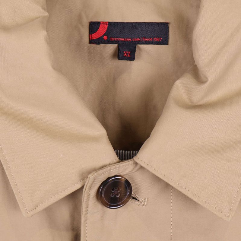 Detalj av krage och knapp