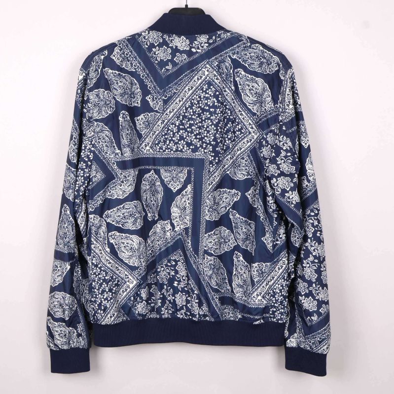 Paisleymönstrad bomberjacka bak