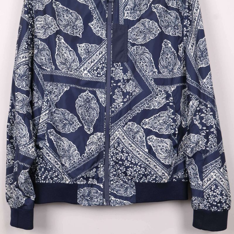 Närbild av krage och dragkedja