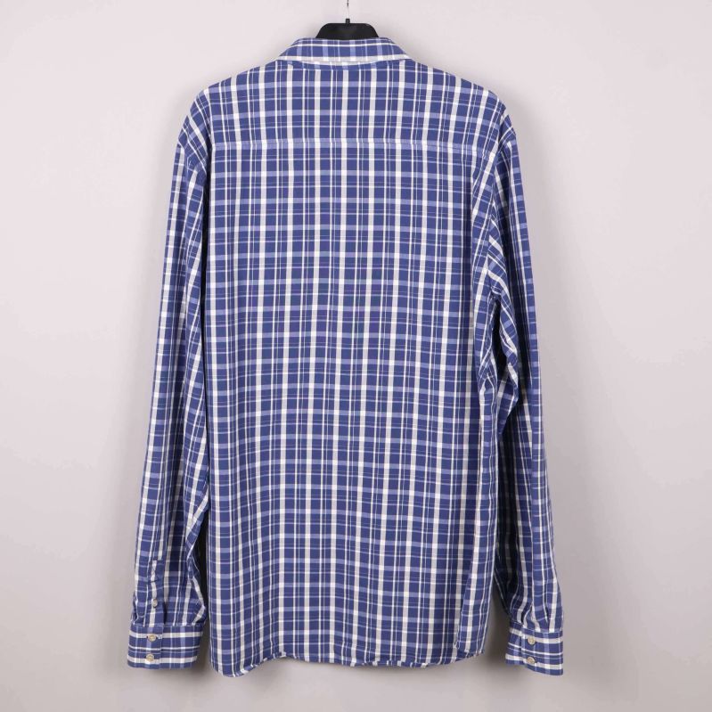 Blårutig skjorta bakifrån