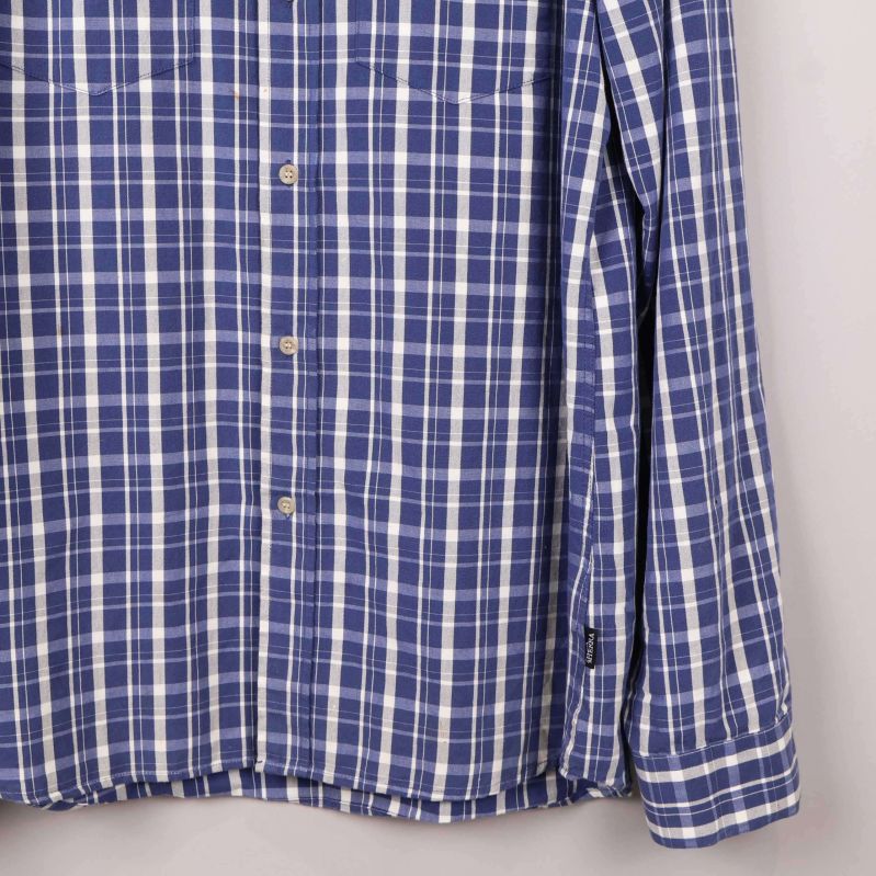 Bröstfickor på rutmönstrad skjorta