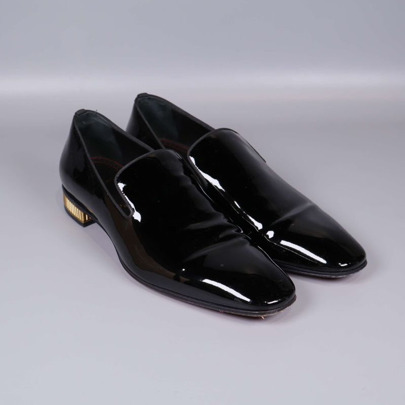 Par svarta lackloafers med fyrkantig tå och gulddetalj