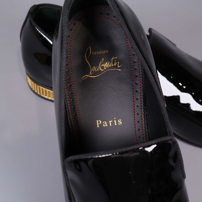 Insida av loafer med Christian Louboutin-logotyp i guld