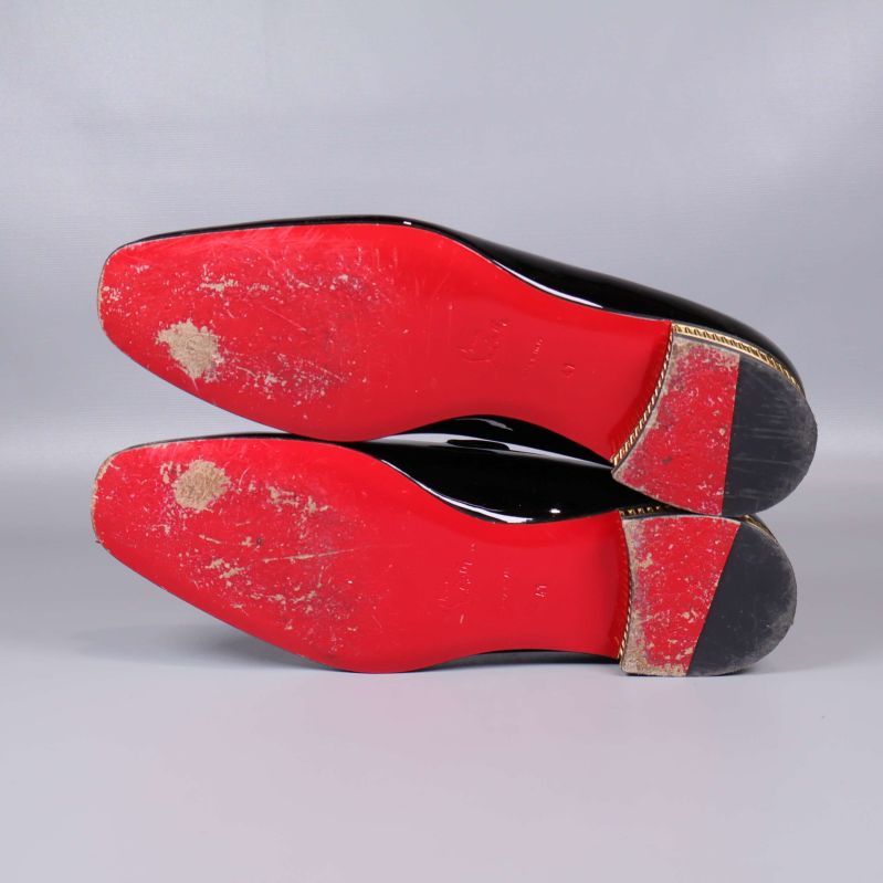 Använda röda sulor på båda loafers