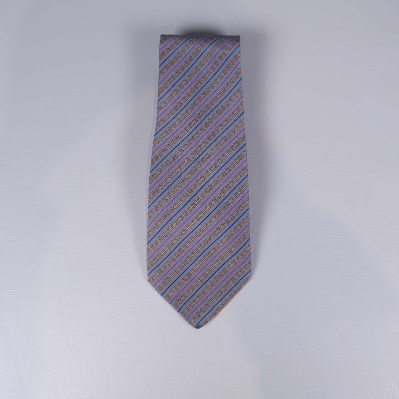 Slips i blått med diagonal kedjerandig design utlagd rakt