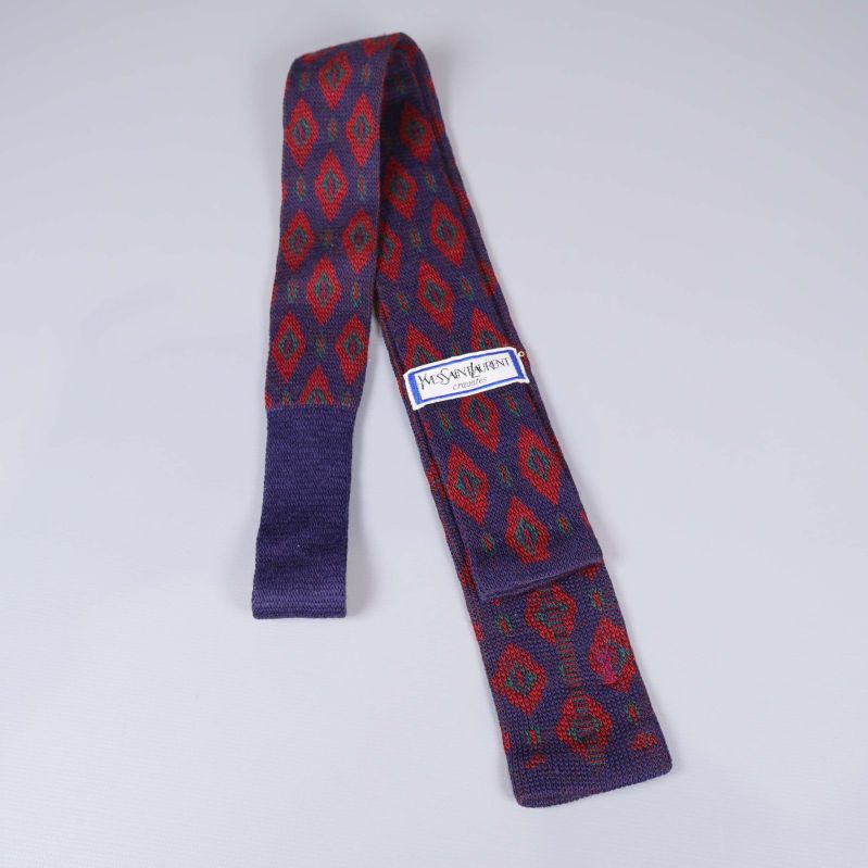 Baksidan av slips med etikett 