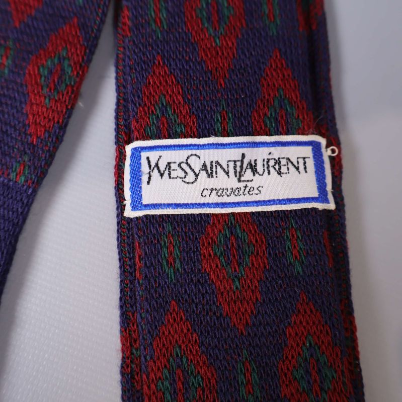 Närbild på etikett Yves Saint Laurent cravates