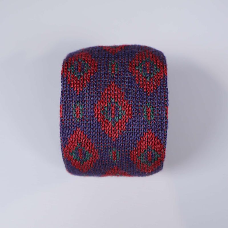 Framsidan av slipsens spets med färgstarkt mönster