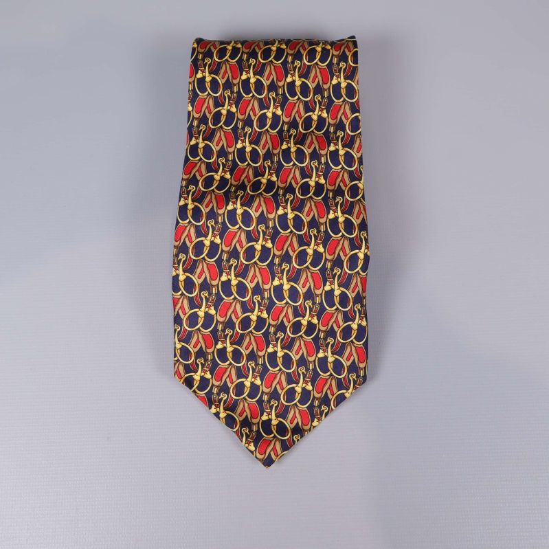 Slipsen vikt med mönster av hästbyglar i starka färger