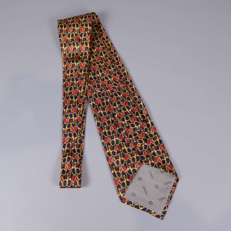 Slipsens baksida med Fendi-text och märkning