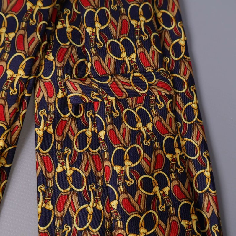 Närbild på slipsens färgstarka ringmönster och struktur