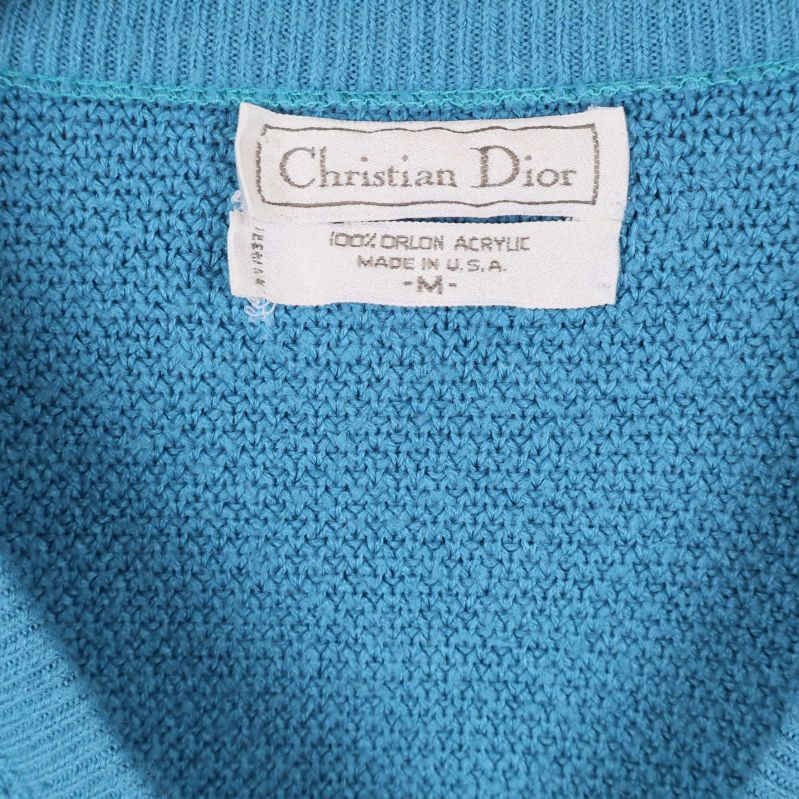 Närbild på Christian Dior-etikett i halsringning